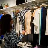 La proprietaria ci mostra una maglia bianca e nera fatta con cotone biologico